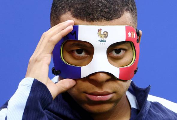 Soccer - Mbappe reveals personalised mask in French colours