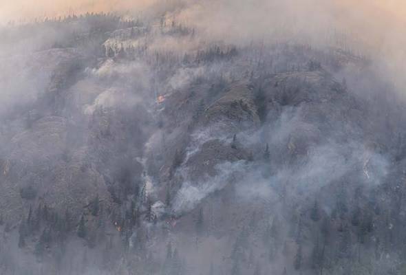 Canadian wildfire reaches Jasper, firefighters battle to protect oil pipeline