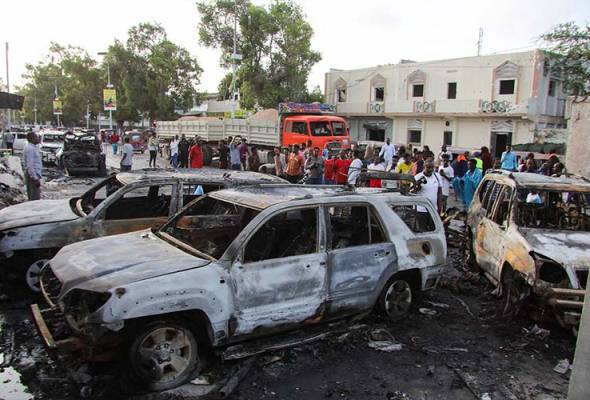 Car bomb kills five, injures 20 outside restaurant in Somalia's capital