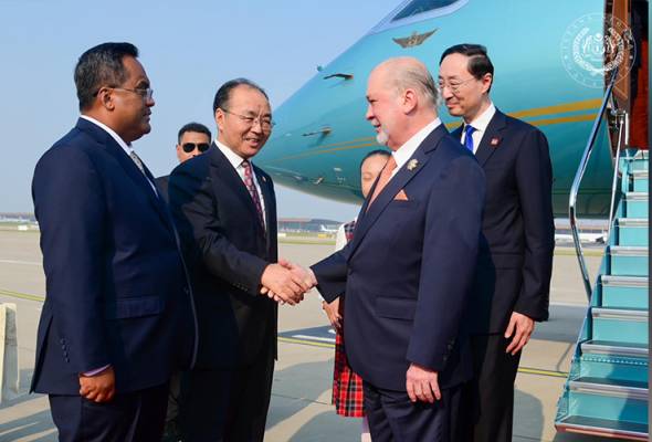 King Of Malaysia grants audience to premier Li Qiang in Beijing