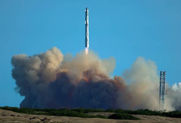 Trump, Musk watch SpaceX launch Starship, booster misses landing