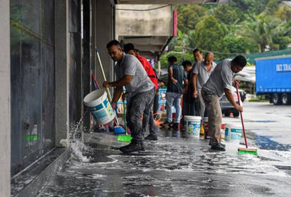 Two weeks on, flood-hit residents begin clean-up