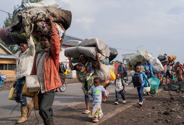 Congo rebels close in on eastern city, forcing thousands to flee