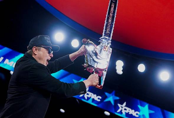 Elon Musk wields chainsaw at conservative gathering, a gift from Argentina's Milei
