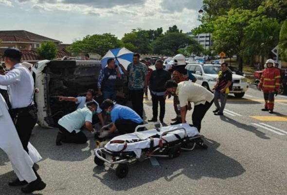 Public flips car involved in road accident to rescue child