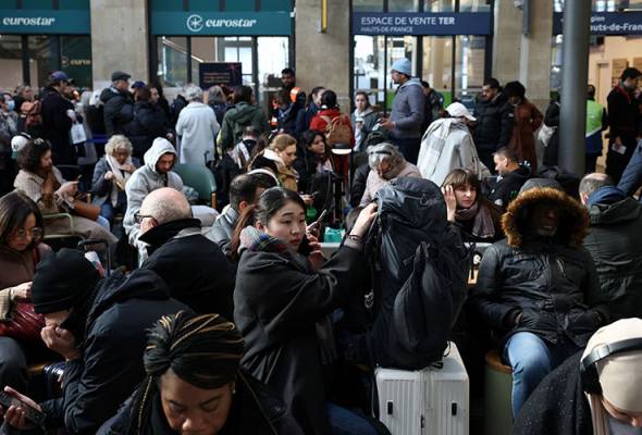 Discovery of World War 2 bomb near major Paris train station disrupts services