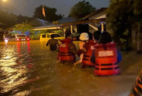 Banjir kilat landa Sungai Merab, 12 rumah terjejas<
