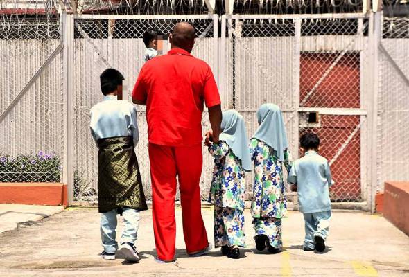 Lebaran penuh makna: Tirai besi tidak halang kasih seorang bapa