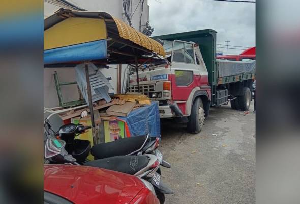Dua cedera, termasuk penghantar makanan, lori rempuh motosikal, dinding bank