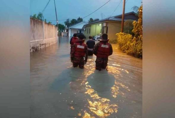 80 buah rumah terjejas akibat banjir kilat di Sungai Buloh<