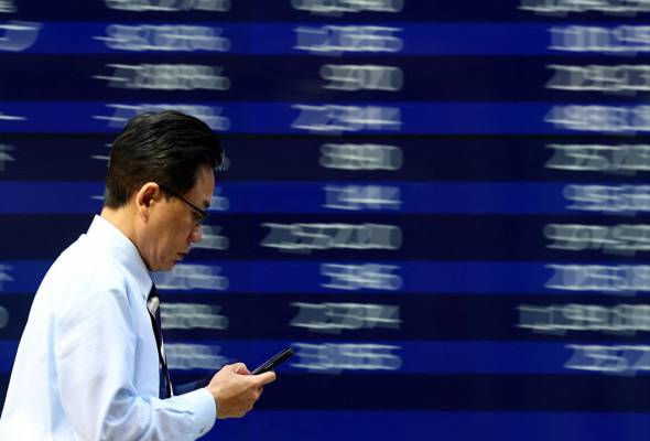 Stocks, dollar rebound in Asia as Trump steps back