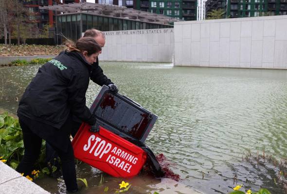 Aktivis ditahan tuang cat merah di hadapan kedutaan AS di London
