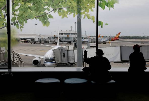 Chinese holiday spending inches up but trade war weighs on services