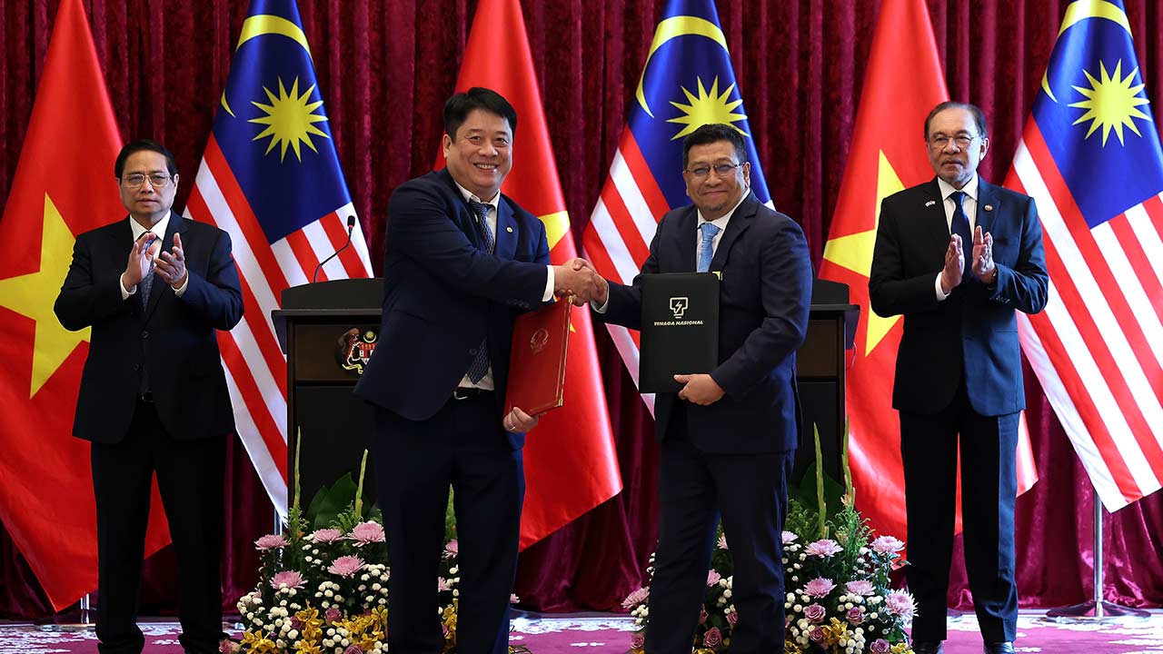 Anwar, Chinh saksi pertukaran dokumen mengenai tenaga, pendidikan dan integrasi ASEAN
