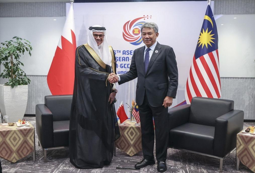 Mohamad dan Alzayani ketika pertemuan mereka semalam. --fotoBERNAMA