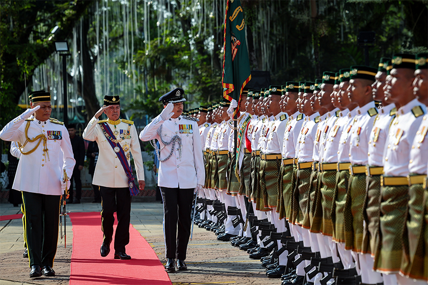 Tun Ramli Ngah Talib (dua, kiri) memberi tabik hormat semasa memeriksa kawalan kehormat pada Istiadat Angkat Sumpah Jawatan Yang Dipertua Negeri Pulau Pinang Kesembilan di Dewan Sri Pinang hari ini. - Foto Bernama