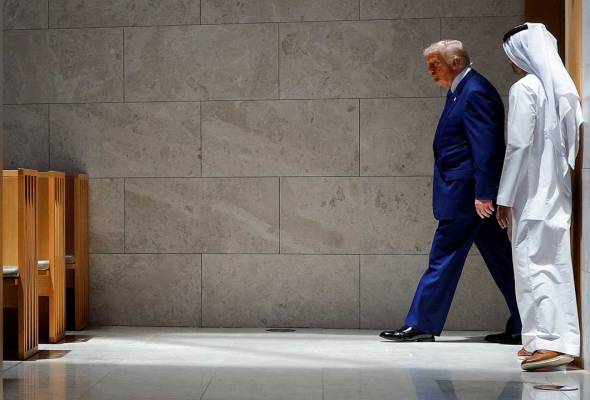 ANALYSIS - Gulf states use opulence and flattery to win Trump's heart