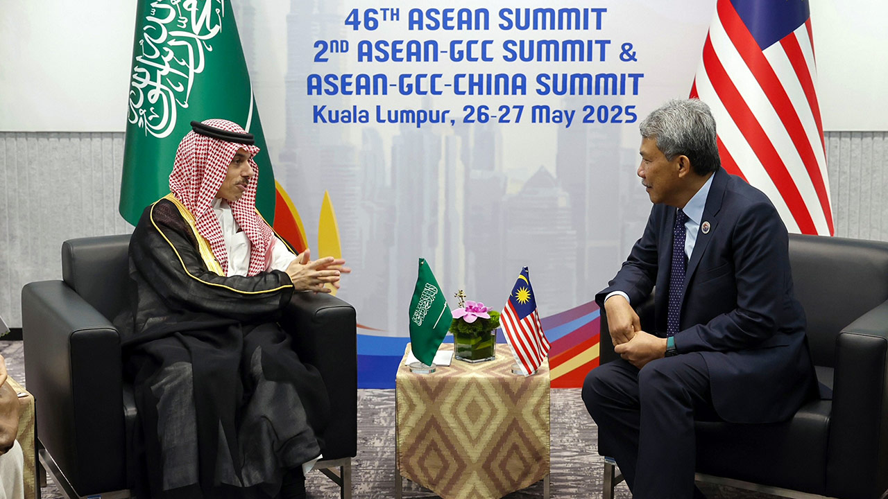 Menteri Luar Arab Saudi, Malaysia bincang hubungan dua hala di luar Sidang Kemuncak ASEAN-GCC