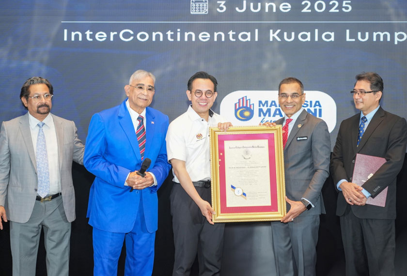 (Dari kiri) Pengerusi Lembaga PERKESO, Datuk Seri Subahan Kamal; Presiden dan Pengasas ABIME, Prof Dr. Mohammed Ranavaya; Menteri Sumber Manusia, Steven Sim Chee Keong, Ketua Pegawai Eksekutif Kumpulan PERKESO, Datuk Seri Dr. Mohammed Azman Aziz Mohammed serta Pengarah Eksekutif, Pusat Rehabilitasi PERKESO, Datuk Dr. Hafez Hussain ketika menyampaikan anugerah The Lifetime Fellowship of the American College of Independent Medical Examiners (FACIME) dan Master Certified Independent Medical Examiner. - Foto PERKESO
