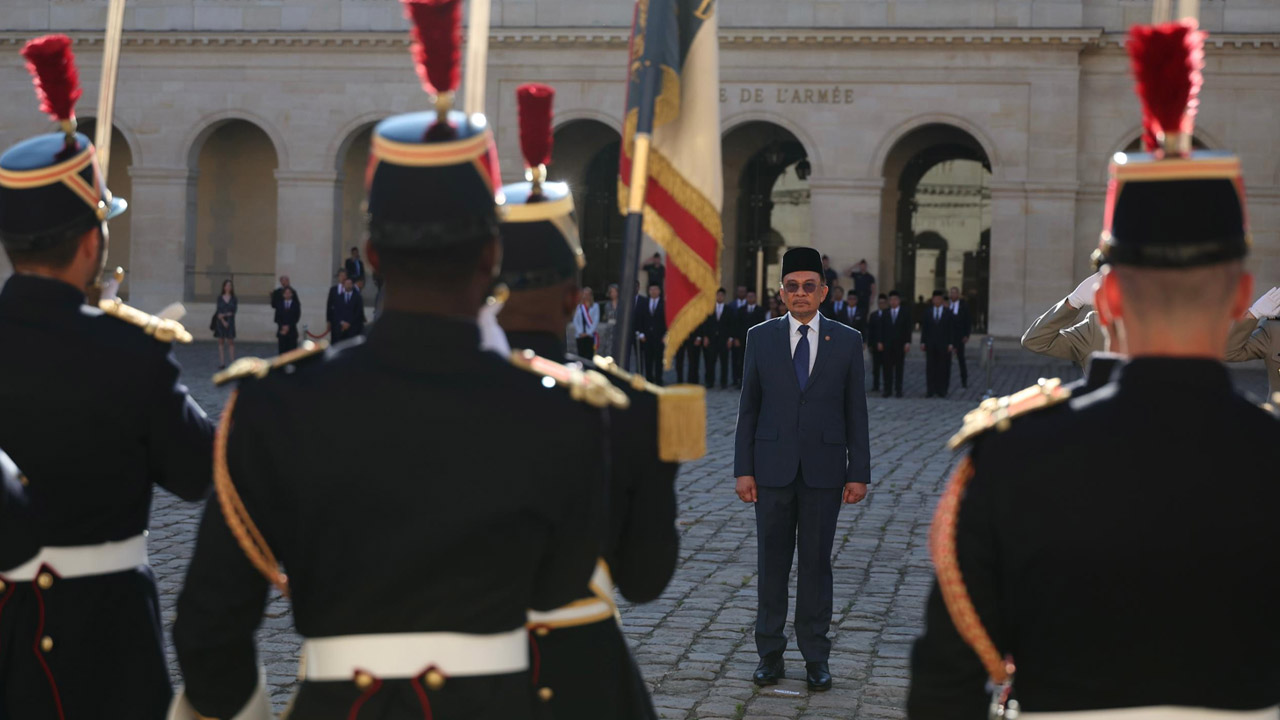 Anwar diberi sambutan rasmi, perkukuh hubungan Kuala Lumpur-Paris ...