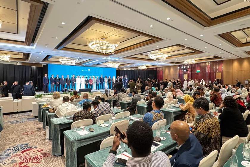 Attendees at the event while looking at the photo session of distinguished guests