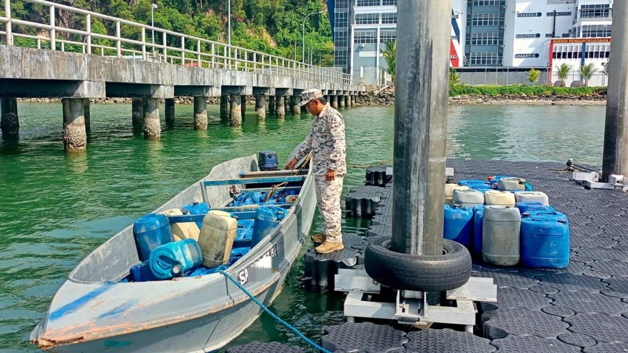 Cuba seludup 1,550 liter petrol ke negara jiran, dua lelaki ditahan Maritim Malaysia