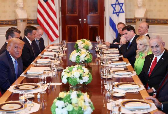 Netanyahu meets Trump at White House as Israel, Hamas discuss ceasefire