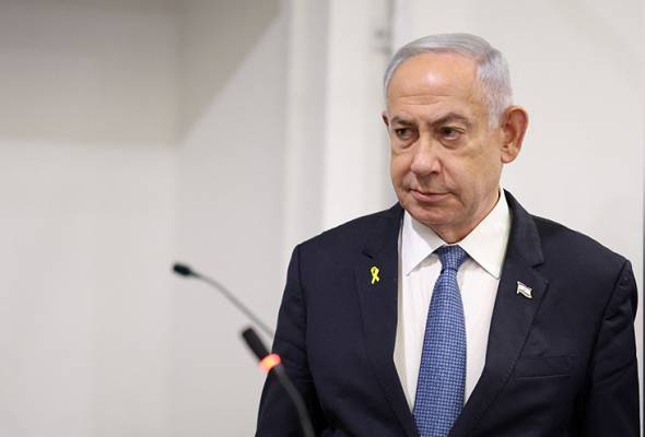 Netanyahu under mounting political pressure after party quits