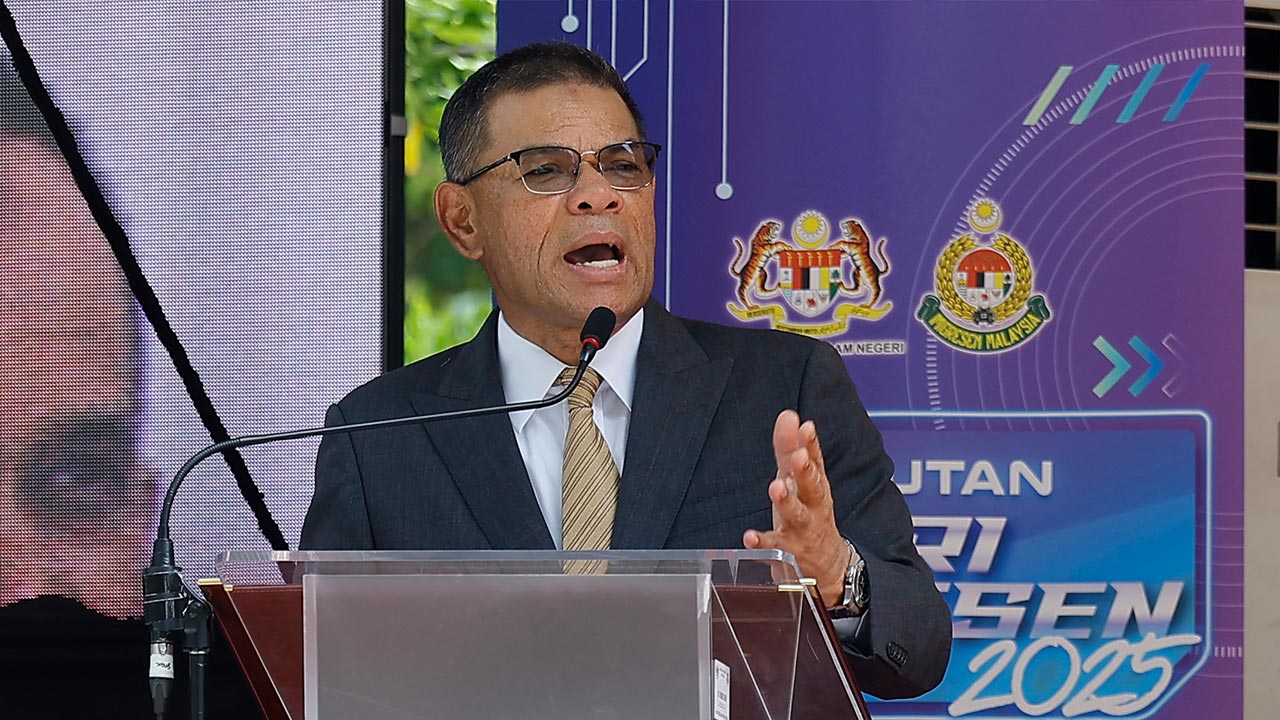 Perkasa AI dalam Imigresen, hantar pegawai jalani program khas  - Saifuddin