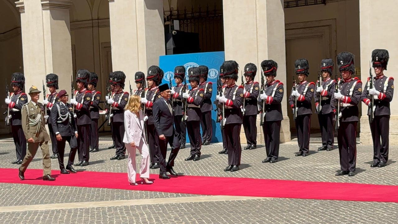 Anwar diberi sambutan rasmi oleh Itali di Chigi Palace | Astro Awani