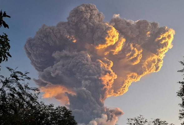 Gunung Lewotobi di Indonesia meletus, amaran tertinggi penerbangan dikeluar