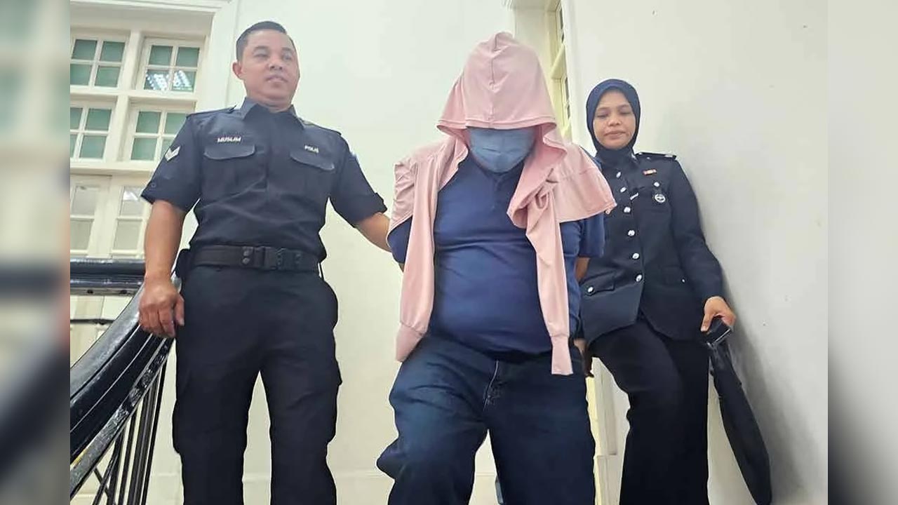 Cikgu sekolah memandu didakwa pegang paha pelajar