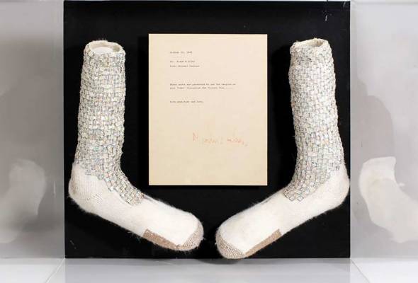 Stoking 'moonwalk' ikonik Michael Jackson jadi rebutan, raih hampir RM40,000
