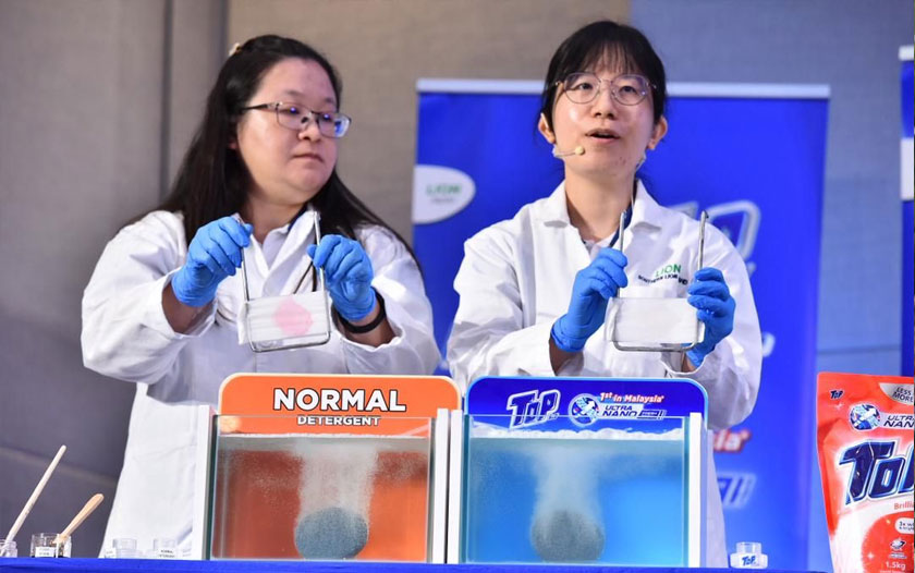 Pihak TOP dan R&D Lion Jepun ketika sesi demo di Majlis Pelancaran TOP Ultra Nano Fresh Tech. - Foto TOP