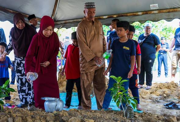 Jenazah Koperal Mohd Hafizul Izham selamat dikebumikan