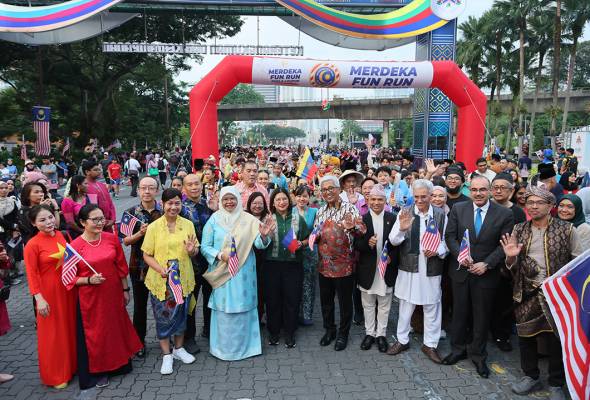 Edisi Khas KL Car Free Morning meriah dengan perarakan budaya tradisional, semangat ASEAN