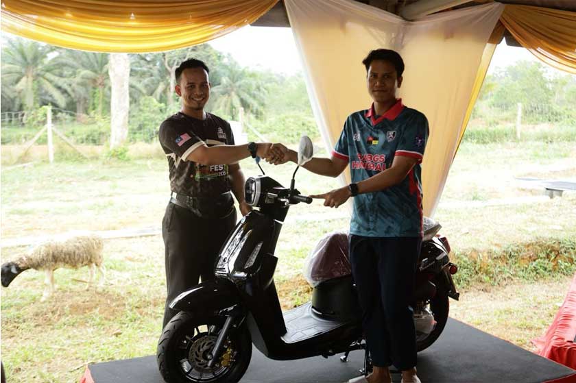 Pemenang cabutan bertuah ketika sesi menerima hadiah sebuah Skuter Benelli Panarea 125. - Foto Bebiri World