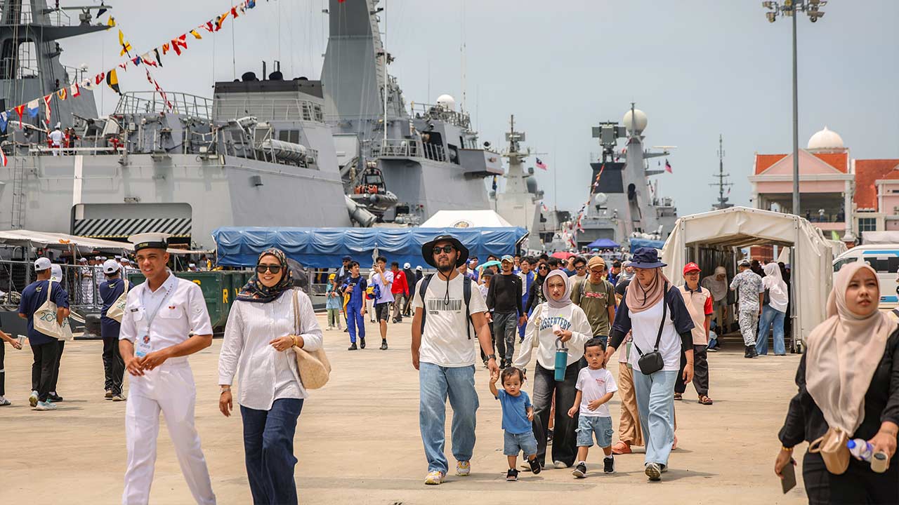 Ribuan rakyat Malaysia 'serbu' SPCT, teruja naiki 10 kapal tentera laut ASEAN