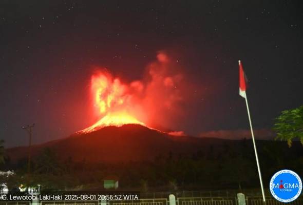 Gunung Lewotobi di Indonesia meletus, muntahkan abu sejauh 10 km