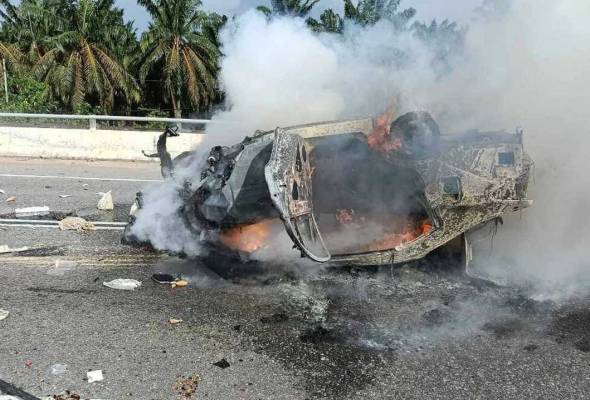 Tiga beranak nyaris maut, kereta terbalik dan terbakar