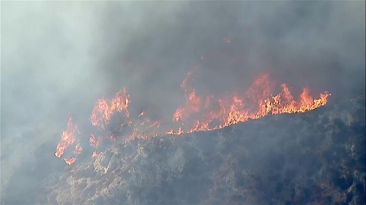 Ribuan penduduk diarah lari dari kebakaran di Ventura County