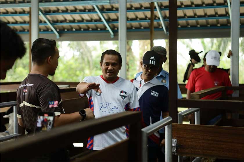 (Tengah) Ir. Ts. Mohamad Fazli Mohamad Salleh dan Datuk Mohd Fuad Tukirin (kanan) ketika meninjau kandang biri-biri di Karnival Bebiri Fest 2025. - Foto Bebiri World