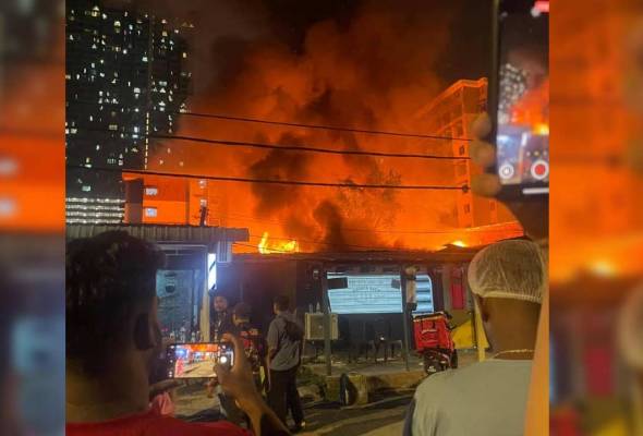 Sebuah rumah hangus dijilat api di Pantai Dalam