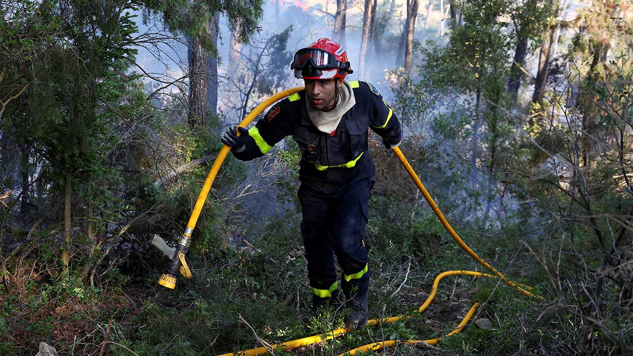 Anggota bomba Perancis bertarung sepanjang malam kawal kebakaran terbesar dalam hampir 80 tahun