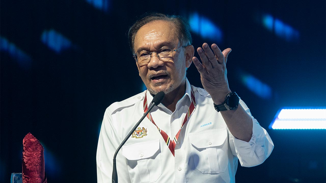 Tuntutan maaf: Anwar tunggu laporan MCMC, desak Muhyiddin turut mohon maaf