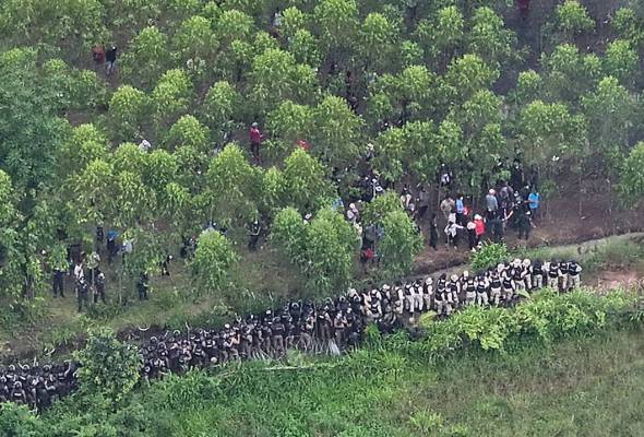 Thai police fire tear gas at Cambodian protesters at a disputed border village