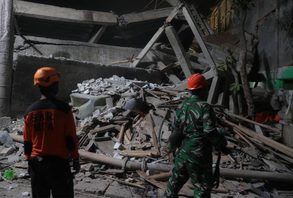 Penyelamat keluarkan 5 mangsa terselamat dalam runtuhan bangunan sekolah di Jawa Timur