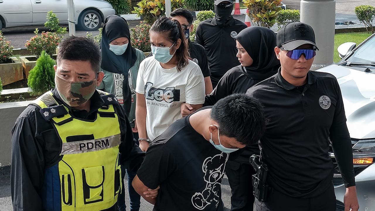 Suami isteri, kenalan wanita  didakwa edar dadah