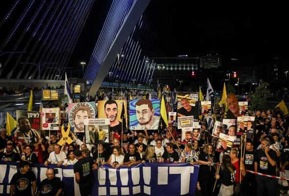 'Trump's legacy crumbles', Israelis call on US President to end Gaza war