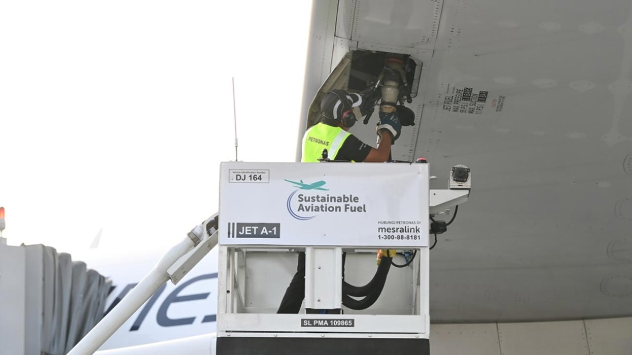 PETRONAS hantar bahan api penerbangan mampan pertama buatan Malaysia ke KLIA